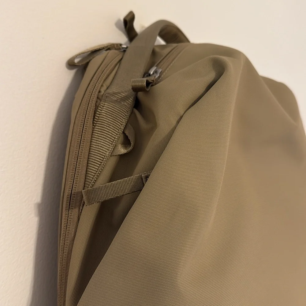 Urth Arkose 20L Backpack – 15” Laptop Bag, Weatherproof + Recycled (Beige)